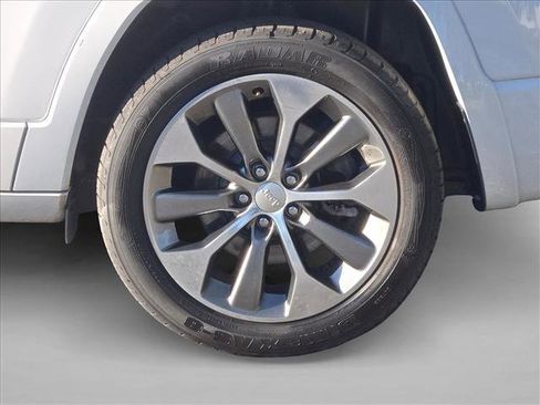 Used 2019 Jeep Cherokee Overland w/ Technology Group image 24