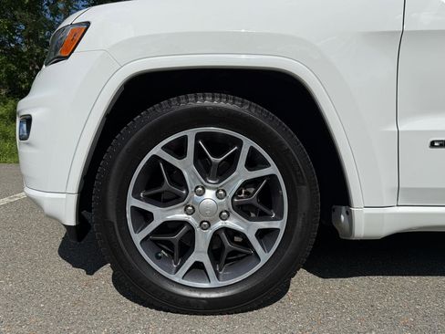 Used 2019 Jeep Grand Cherokee Overland AWD/4WD image 8