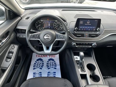 Used 2025 Nissan Altima 2.5 SV FWD image 14