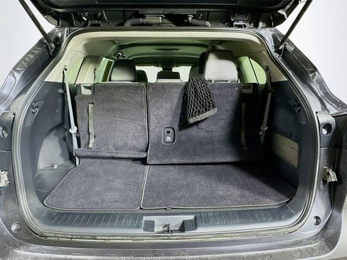 Used 2021 Toyota Highlander L image 28