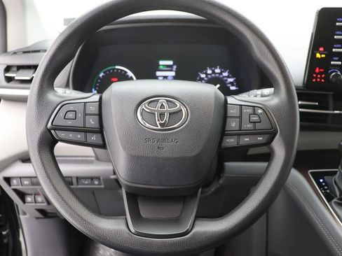Used 2024 Toyota Sienna LE image 17