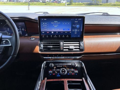 Certified 2024 Lincoln Navigator Reserve AWD/4WD image 13
