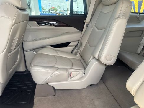 Used 2015 Cadillac Escalade Premium RWD image 16