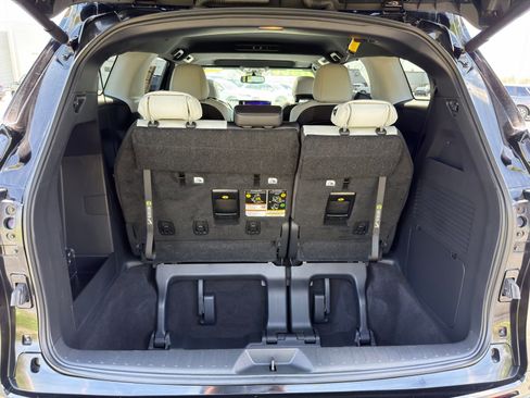 Used 2025 Toyota Sienna XSE AWD/4WD image 32
