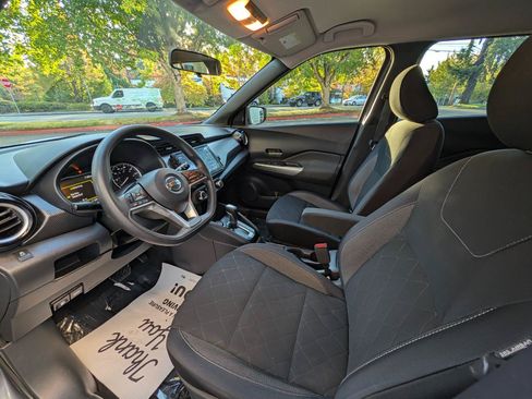 Used 2018 Nissan Kicks SV FWD image 7