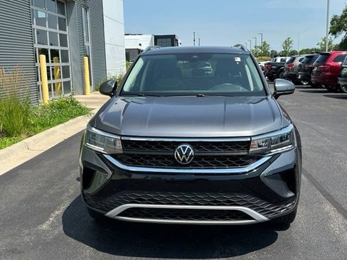 Used 2023 Volkswagen Taos SE w/ Panoramic Sunroof Package AWD/4WD image 2