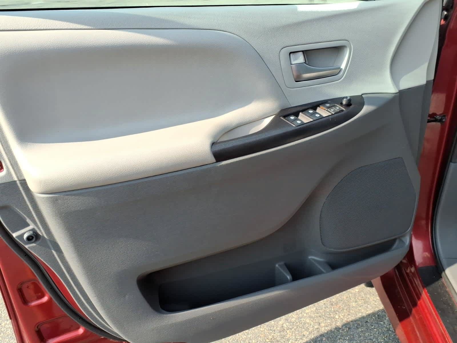 Used 2020 Toyota Sienna LE w/ LE Preferred Package FWD image 8