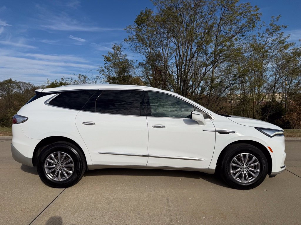 Used 2024 Buick Enclave Essence AWD/4WD image 2