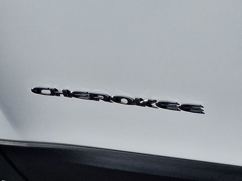 Used 2022 Jeep Cherokee Latitude Lux w/ Sun & Sound Group image 31