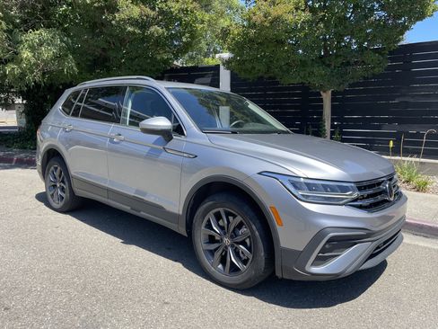 Used 2024 Volkswagen Tiguan SE AWD/4WD image 1