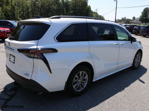 Used 2024 Toyota Sienna XLE w/ XLE Plus Package FWD image 8