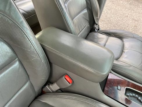 Used 2002 Cadillac De Ville DTS w/ Premium Equipment Pkg image 27