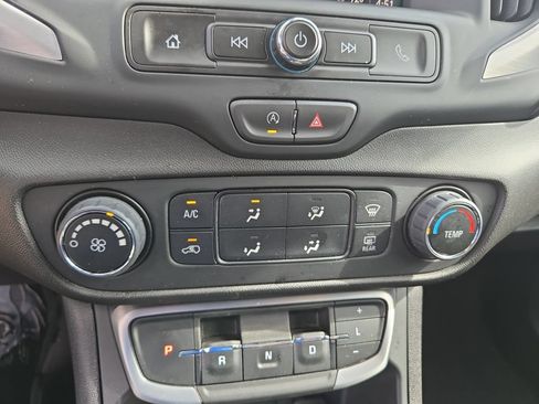 Used 2024 GMC Terrain SLE FWD image 25