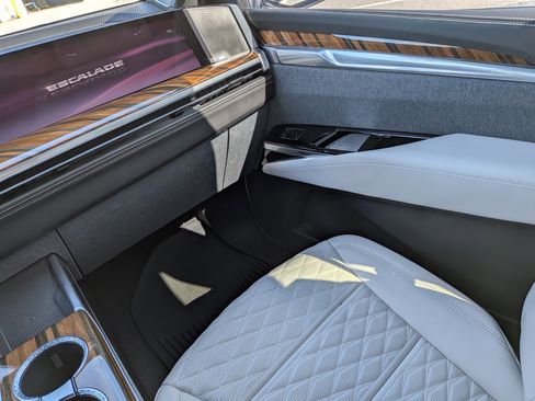 Certified 2025 Cadillac Escalade ESV Sport Platinum AWD/4WD image 16