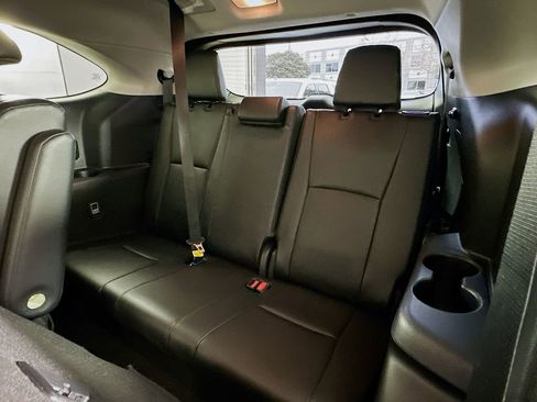 Used 2024 Toyota Highlander XLE image 27