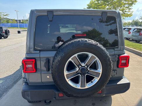 Used 2018 Jeep Wrangler Unlimited Sahara w/ Dual Top Group AWD/4WD image 7