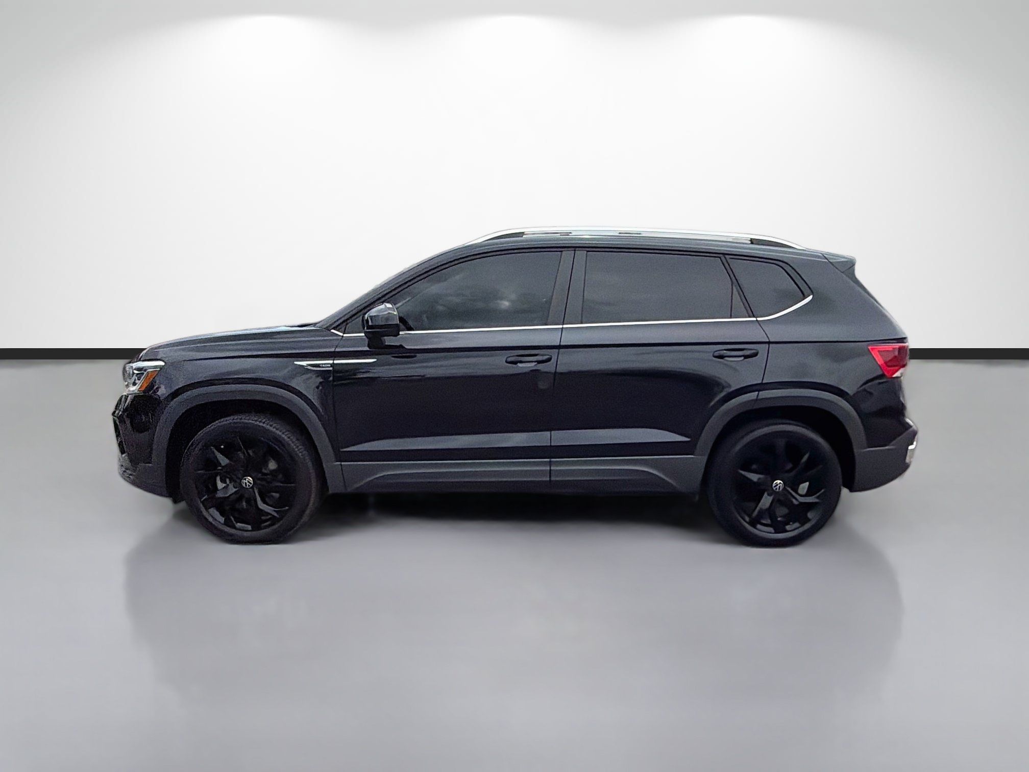 Used 2022 Volkswagen Taos SEL w/ Panoramic Sunroof Package FWD image 6
