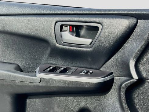 Used 2016 Toyota Camry SE FWD image 17