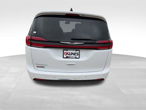 Used 2023 Chrysler Pacifica Touring-L FWD image 8