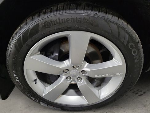 New 2024 Land Rover Defender 110 SE image 11