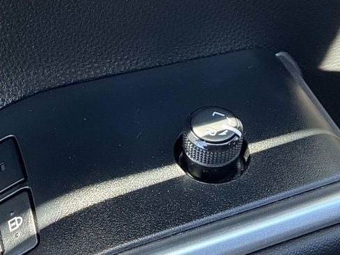 Used 2022 Toyota Highlander XSE image 25