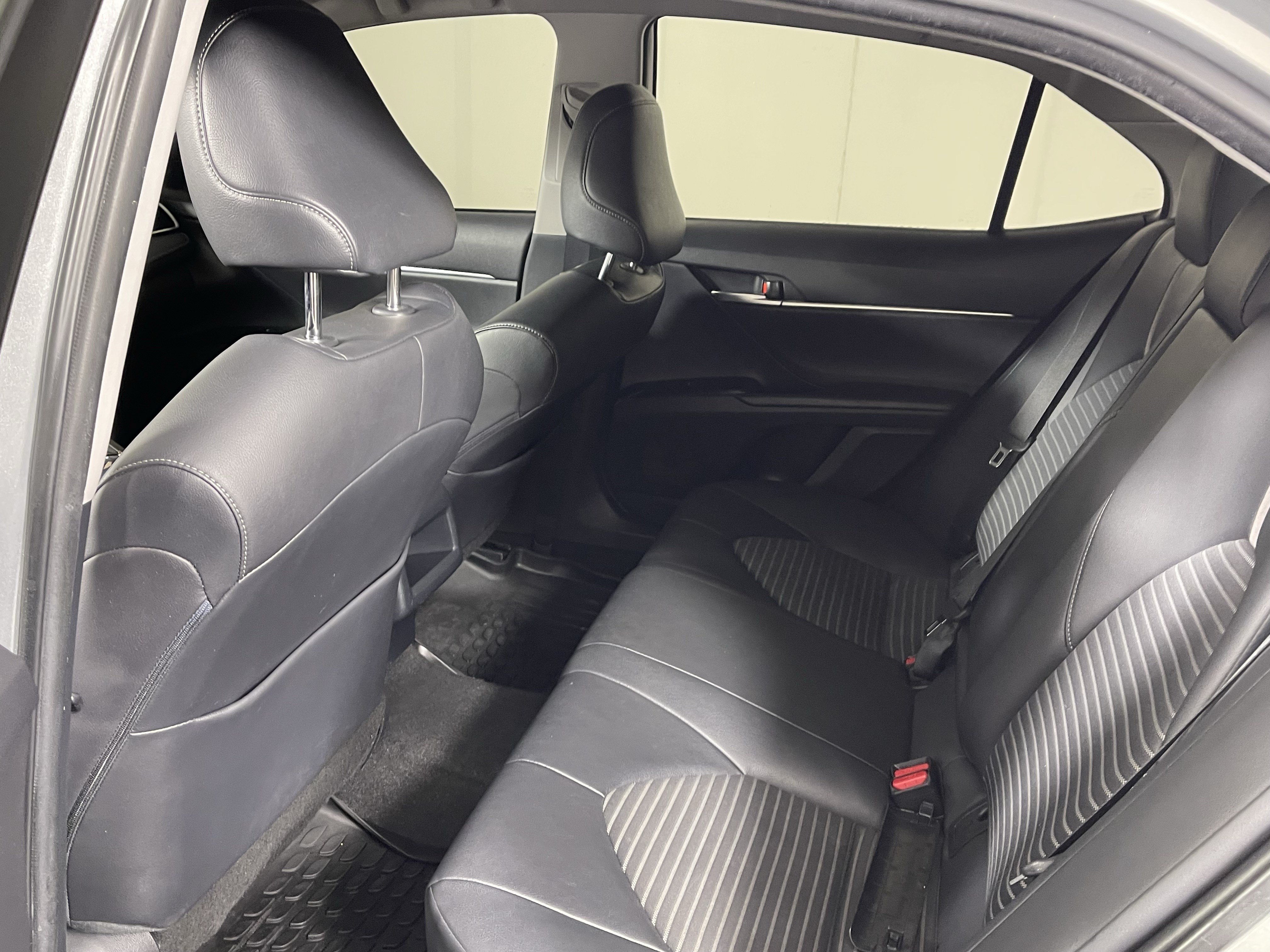 Used 2018 Toyota Camry SE FWD image 14