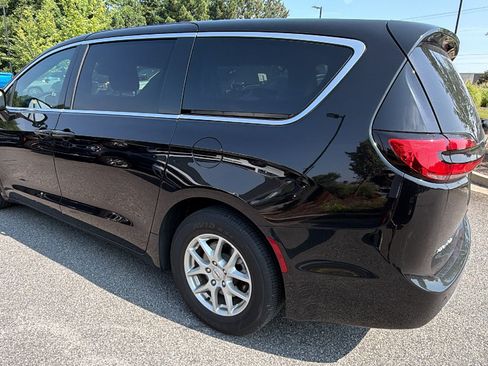 Used 2025 Chrysler Pacifica Select FWD image 10