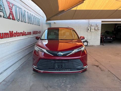 Used 2023 Toyota Sienna XLE image 2