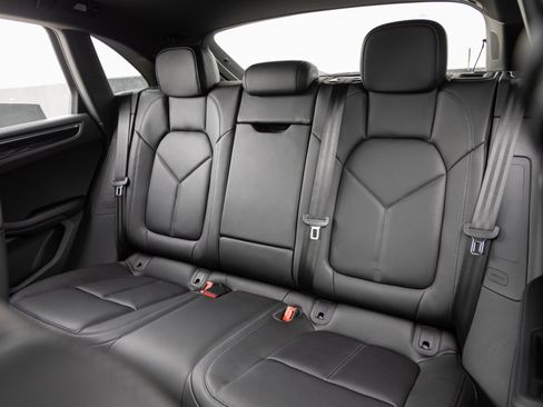 Certified 2025 Porsche Macan image 28