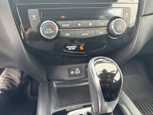 Used 2019 Nissan Rogue SV AWD/4WD image 16