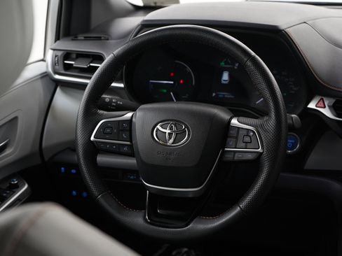 Used 2023 Toyota Sienna XSE FWD image 17