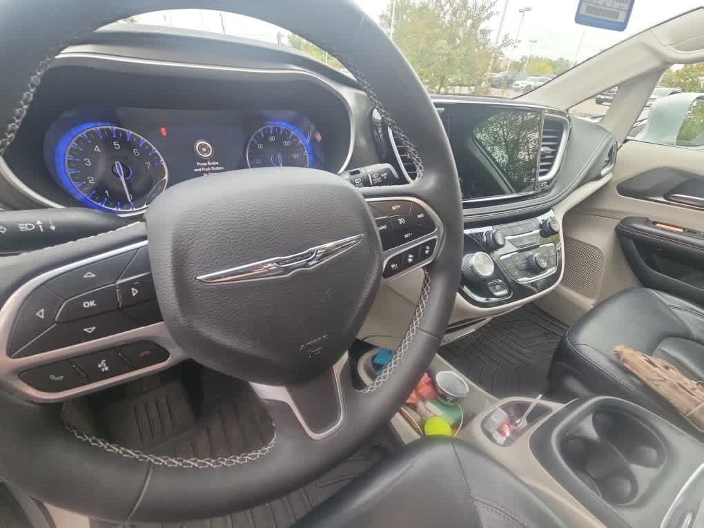 Used 2022 Chrysler Pacifica Touring-L FWD image 7