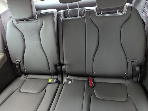 New 2026 Kia Carnival FWD image 17