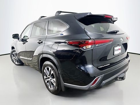 Used 2024 Toyota Highlander XLE AWD/4WD image 5