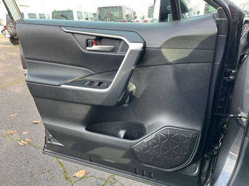 Used 2025 Toyota RAV4 XLE image 20