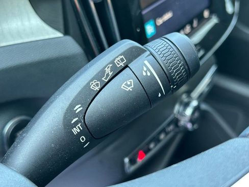 Used 2023 Volvo XC40 B5 Plus image 22