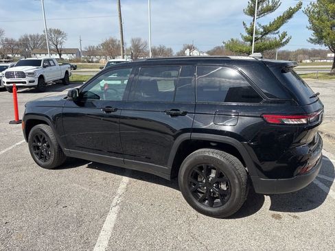 Used 2025 Jeep Grand Cherokee Altitude image 15