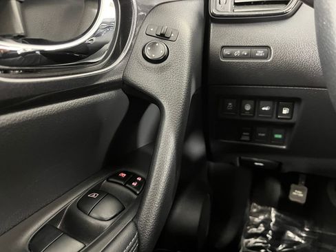 Used 2020 Nissan Rogue SV image 24