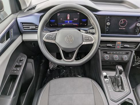 Used 2022 Volkswagen Taos SE w/ Panoramic Sunroof Package FWD image 13