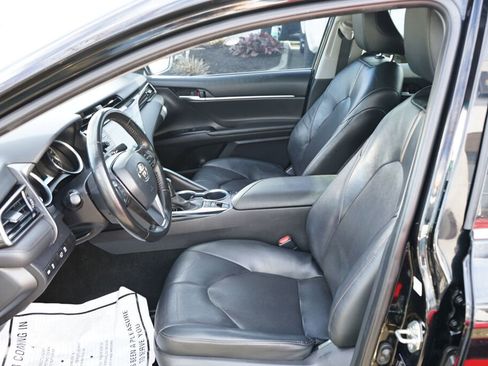 Used 2020 Toyota Camry XLE image 11