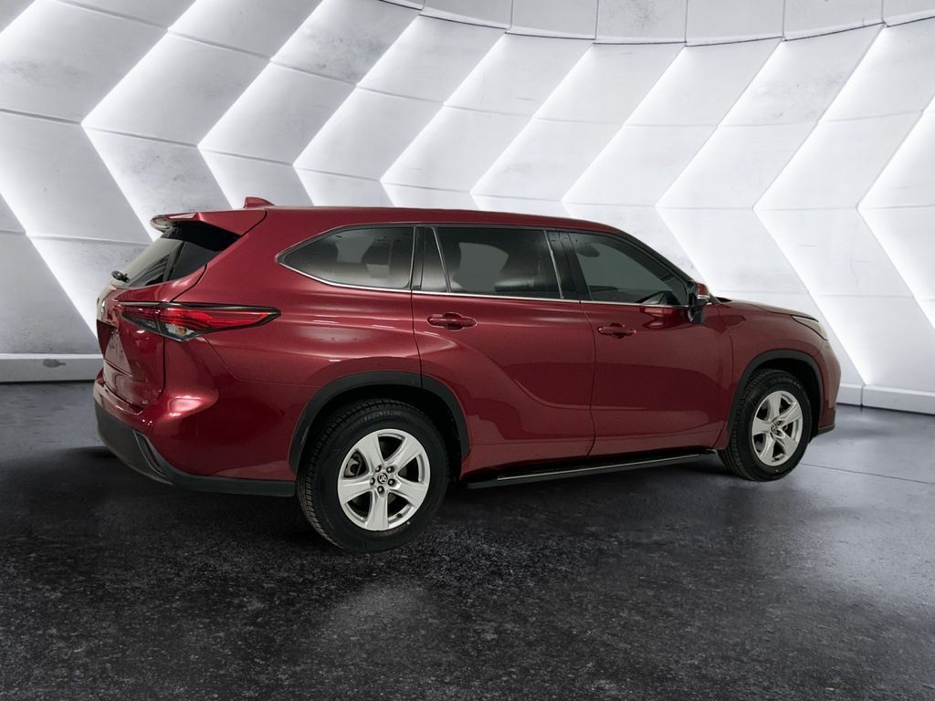 Used 2021 Toyota Highlander LE FWD image 4