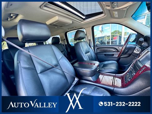 Used 2011 Cadillac Escalade ESV Premium image 18