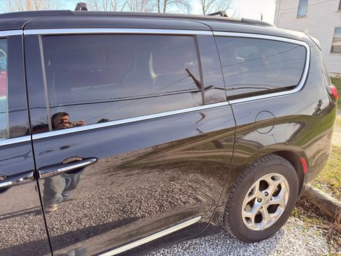 Used 2023 Chrysler Pacifica Limited image 11