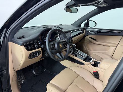 Certified 2025 Porsche Macan Base image 4
