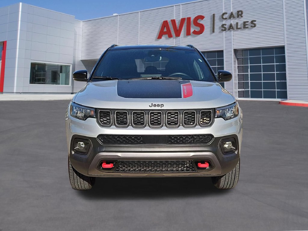 Used 2025 Jeep Compass Trailhawk AWD/4WD image 2