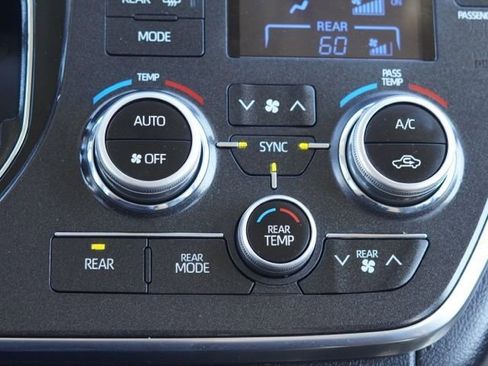 Used 2018 Toyota Sienna SE image 29