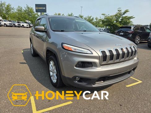 Used 2017 Jeep Cherokee Latitude w/ Cold Weather Group AWD/4WD image 1