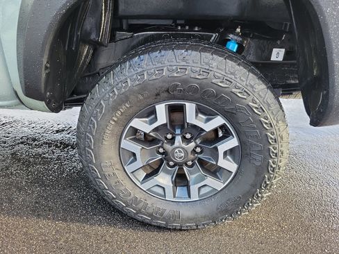 Used 2022 Toyota Tacoma TRD Off-Road AWD/4WD image 29
