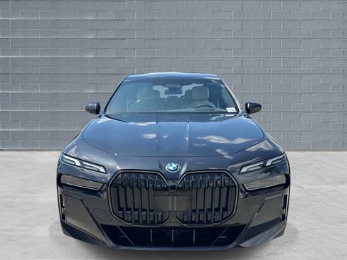 Used 2025 BMW i7 eDrive50 w/ M Sport Package RWD image 2