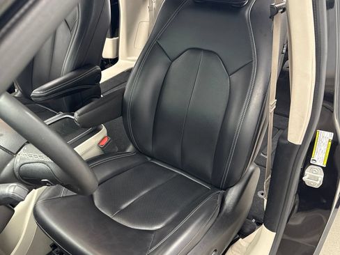 Used 2024 Chrysler Pacifica Touring-L FWD image 9